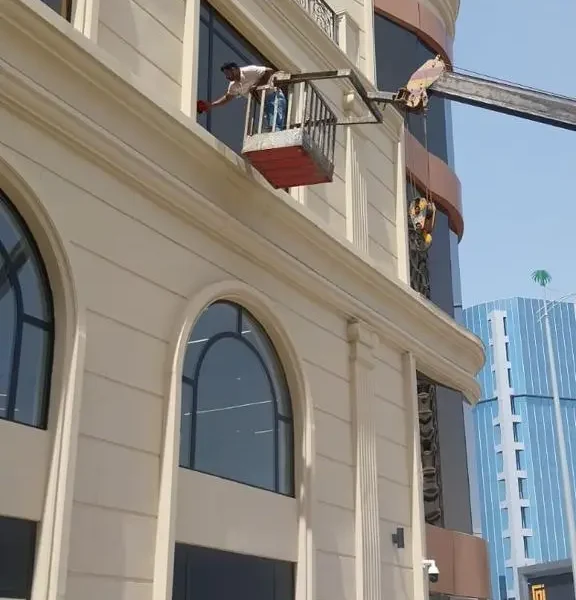تنظيف زجاج أبحر الشمالية لفيلا حديثة بواجهات زجاجية لامعة